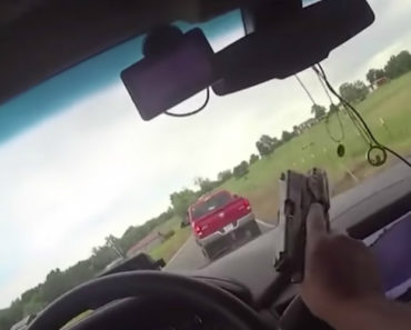 VIDEO: Mulher De 27 Anos Tenta Escapar à Polícia Com Uma Pick-up Roubada VIDEO: Mulher De 27 Anos Tenta Escapar à Polícia Com Uma Pick-up Roubada