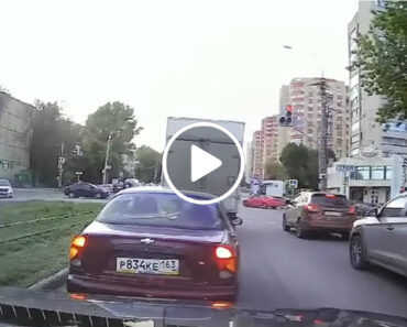 Vê Que Uma Roda Vai Bater No Seu Carro e Coloca-se à Frente Para a Tentar Parar Vê Que Uma Roda Vai Bater No Seu Carro e Coloca-se à Frente Para a Tentar Parar