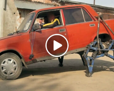 Garagem Russa Substitui Rodas Traseiras De Um Carro Por Pernas De Metal Robustas