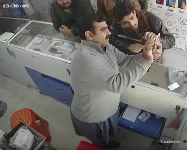 VIDEO: É Assim Que Roubam Telemóveis Em Grupo Numa Loja No Paquistão