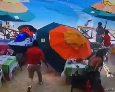 VIDEO: Moto De Água Desgovernada Embate Contra Restaurante De Praia VIDEO: Moto De Água Desgovernada Embate Contra Restaurante De Praia