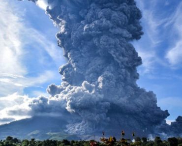VIDEO: Vulcão Sinabung Na Indonésia Lança Fumo e Cinzas a Uma Altura De Cinco Quilómetros VIDEO: Vulcão Sinabung Na Indonésia Lança Fumo e Cinzas a Uma Altura De Cinco Quilómetros