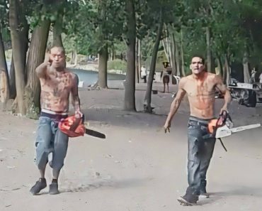 VIDEO: Homens Ensanguentados e Com Motosserras Assustam Banhistas Em Toronto VIDEO: Homens Ensanguentados e Com Motosserras Assustam Banhistas Em Toronto