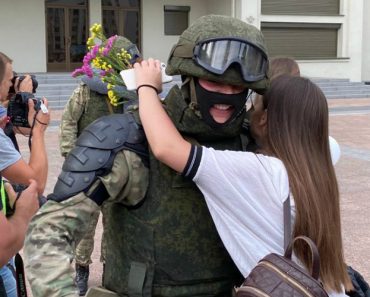 VIDEO: Agente Baixou o Escudo Na Bielorrússia e Acabou Abraçado Por Manifestantes VIDEO: Agente Baixou o Escudo Na Bielorrússia e Acabou Abraçado Por Manifestantes