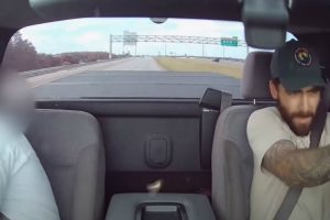 VIDEO: Condutor Dispara Sobre Outro Em Legítima Defesa Através Do Pára-Brisas Em Estrada Movimentada