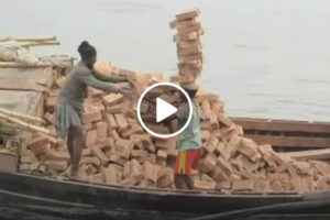 Como Se Descarrega Um Barco Cheio De Tijolos No Bangladesh