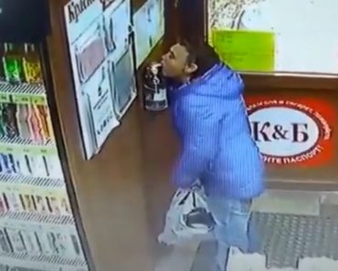 VIDEO: Homem Apanhado a Beber Gel Desinfetante Em Pequena Mercearia VIDEO: Homem Apanhado a Beber Gel Desinfetante Em Pequena Mercearia
