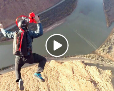 “Base Jumpers” Quase Colidem Durante Salto Em Desfiladeiro “Base Jumpers” Quase Colidem Durante Salto Em Desfiladeiro