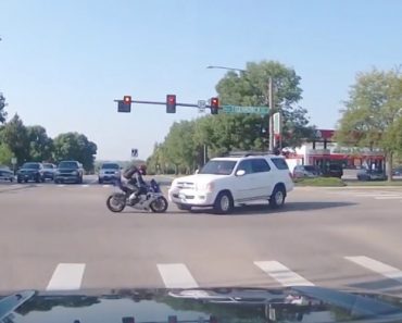 VIDEO: Motociclista Voa Após Bater De Frente Com Um SUV VIDEO: Motociclista Voa Após Bater De Frente Com Um SUV
