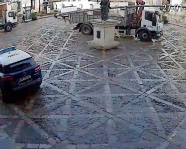 Funcionário Da Câmara Distraído Deita Abaixo Estátua Las Cabezadas Da Praça San Isidoro Em Espanha