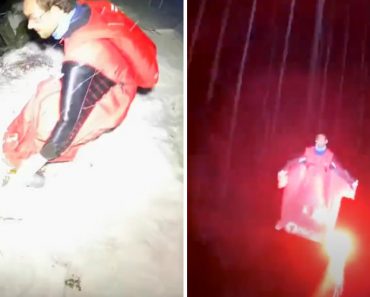 Um Salto De Wingsuit Na Neve Durante a Noite Um Salto De Wingsuit Na Neve Durante a Noite