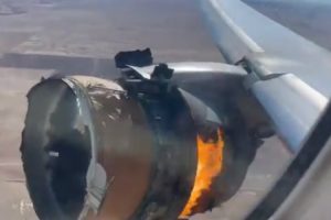 Avião Da United Airlines Faz Aterragem De Emergência Após Um Dos Motores Explodir
