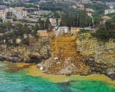 Cemitério Colapsa Perto De Uma Falésia Na Costa De Génova. Dezenas De Caixões Caem Ao Mar Cemitério Colapsa Perto De Uma Falésia Na Costa De Génova. Dezenas De Caixões Caem Ao Mar