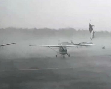 Tornado Atira Avião Pelos Ares Numa Pista De Aeroporto Na Carolina Do Sul Tornado Atira Avião Pelos Ares Numa Pista De Aeroporto Na Carolina Do Sul