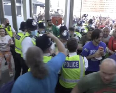 Manifestantes Contra Restrições Invadem Centro Comercial Em Londres