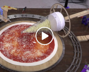 Uma Máquina Inteligente De Fazer Pizzas Movida Por Um Comboio De Brinquedo