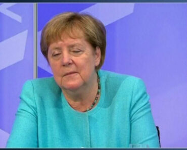 Angela Merkel Apanhada a Dormitar Durante Reunião Online Angela Merkel Apanhada a Dormitar Durante Reunião Online