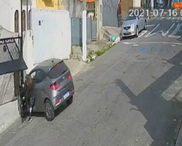 Mulher Esquece-se Do Travão De Mão Mas Eis Que Surge Um Homem Para Ajudar… e Tudo Piorou! Mulher Esquece-se Do Travão De Mão Mas Eis Que Surge Um Homem Para Ajudar… e Tudo Piorou!