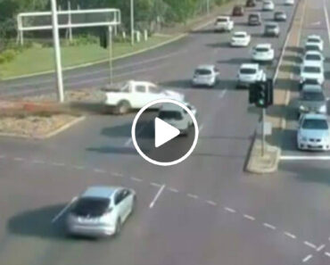 Carro Atravessa 9 Faixas De Rodagem Em Hora De Ponta Sem Colidir Com Os Outros Carros Carro Atravessa 9 Faixas De Rodagem Em Hora De Ponta Sem Colidir Com Os Outros Carros