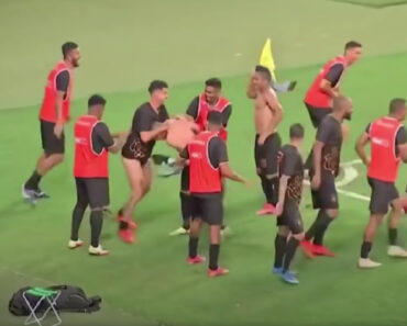 Será Esta a Comemoração Mais Insólita e Estranha Da História Do Futebol? Será Esta a Comemoração Mais Insólita e Estranha Da História Do Futebol?