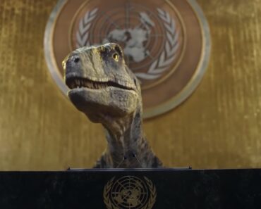 Dinossauro “Invade” Sessão Da ONU Para Dar Uma Lição Sobre Extinção