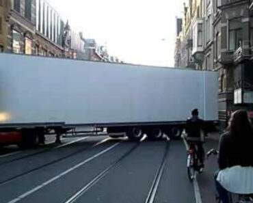 Motorista Consegue Colocar Camião Em Lugar Apertadíssimo Motorista Consegue Colocar Camião Em Lugar Apertadíssimo