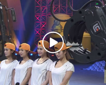 Bate Recorde Do Guiness Ao Retirar Bonés Da Cabeça De Mulheres Com Uma Escavadora Bate Recorde Do Guiness Ao Retirar Bonés Da Cabeça De Mulheres Com Uma Escavadora