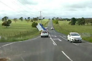 Transporte De Piscina Na Estrada “Meteu Água” Em Pleno Andamento