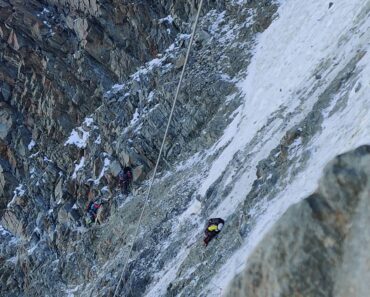 Alpinista Fica Presa No Meio De Uma Queda De Rochas Alpinista Fica Presa No Meio De Uma Queda De Rochas