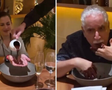 Restaurante Serve Chocolate Derretido Nas Mãos Dos Clientes