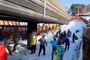 Avaria Em Teleférico Obriga Esquiadores a Saltar Para a Neve