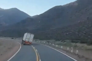Vídeo Impressionante Mostra Despiste e Tombo De Camião a Alta Velocidade