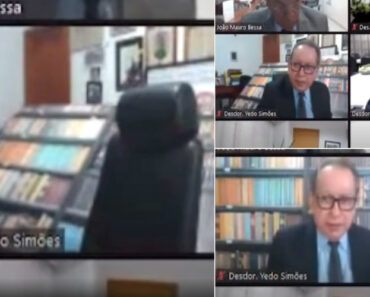 Momento Constrangedor Em Que “Biblioteca De Papelão” Cai Durante a Reunião Online Momento Constrangedor Em Que “Biblioteca De Papelão” Cai Durante a Reunião Online