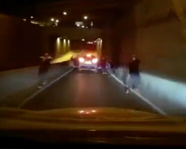 Condutor é Encurralado Na Estrada Mas Tem Sangue Frio Suficiente Para Evitar Carjacking