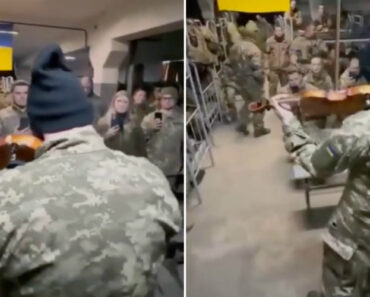 Soldado Ucraniano Toca Hino Nacional No Violino Para Colegas Do Exército Soldado Ucraniano Toca Hino Nacional No Violino Para Colegas Do Exército