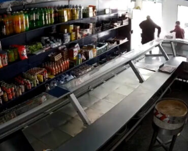 Imagens De Videovigilância Mostram Dois Homens, Mulher e Criança a Assaltar Talho Na Maia Imagens De Videovigilância Mostram Dois Homens, Mulher e Criança a Assaltar Talho Na Maia