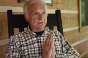 Padre Larga a Batina, Assume-se Gay e Torna-se Estrela De Filmes Para Adultos