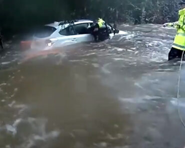 Polícia Salva Mulher De 72 Anos Presa No Carro Durante As Cheias Polícia Salva Mulher De 72 Anos Presa No Carro Durante As Cheias