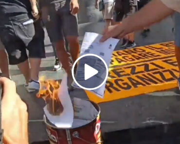 População Recusa-se a Pagar Contas Da Luz e Queima Faturas Em Praça Pública População Recusa-se a Pagar Contas Da Luz e Queima Faturas Em Praça Pública