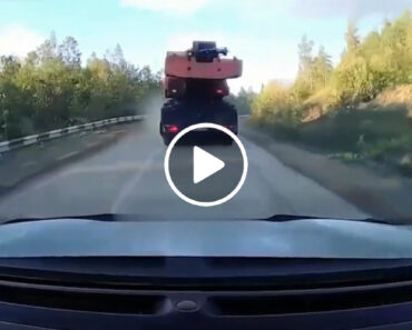 Camião Grua Perde Os Travões Numa Subida e Causou o Caos Para Quem Seguia Na Retaguarda Camião Grua Perde Os Travões Numa Subida e Causou o Caos Para Quem Seguia Na Retaguarda