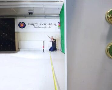 Mestre Do Arco Atira Várias Flechas Por Um Buraco De Fechadura Mestre Do Arco Atira Várias Flechas Por Um Buraco De Fechadura