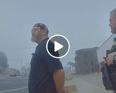 Polícia Confunde Bengala Com Arma e Detém Homem Cego Polícia Confunde Bengala Com Arma e Detém Homem Cego