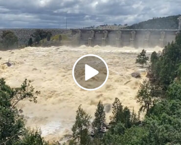 Chuvas Fortes Fazem Transbordar Barragem Na Austrália Chuvas Fortes Fazem Transbordar Barragem Na Austrália