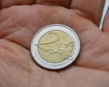 Autoridades Espanholas Alertam Para Golpe Com Moeda De Dois Euros Autoridades Espanholas Alertam Para Golpe Com Moeda De Dois Euros
