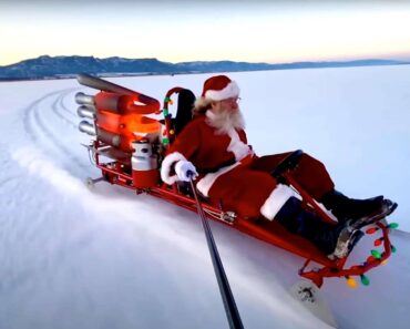 Homem-Foguete Torna-se Pai Natal Com o Seu Trenó a Jato Homem-Foguete Torna-se Pai Natal Com o Seu Trenó a Jato