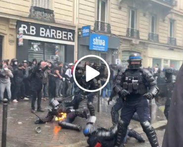 Manifestantes Lançam Cocktail Molotov e Deixam Polícias Em Chamas