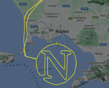 Piloto De Avião Desenha Escudo Do Nápoles No Céu Da Cidade Para Celebrar Título De Campeão Italiano