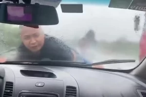 Homem Segue Agarrado Ao Capô Do Carro Da Sua Ex a Alta Velocidade Numa Auto-Estrada Sob Forte Chuva
