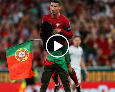 Adepto Invadiu Relvado, Abraçou Ronaldo, Ajoelhou-se e Levou Luz à Loucura Adepto Invadiu Relvado, Abraçou Ronaldo, Ajoelhou-se e Levou Luz à Loucura