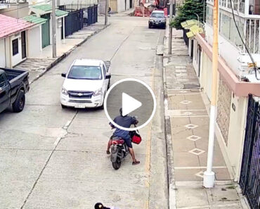 Condutor Destrói Moto De Ladrão Que Tinha Acabado De Roubar a Bolsa De Uma Mulher